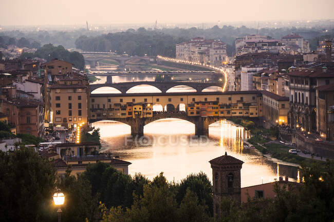 Vista panorámica, Ponte Vecchio, Florencia, Italia - foto de stock