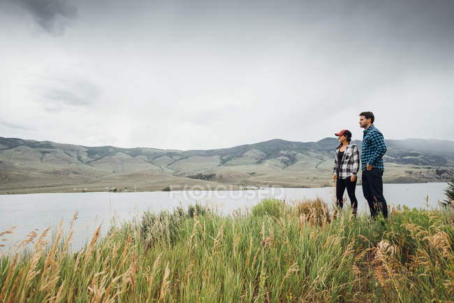 Couple walking near Dillon Reservoir, looking at view, Silverthorne, Colorado, USA — Stock Photo