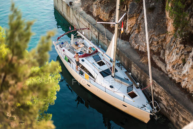 Portrait en grand angle de l'homme agitant du yacht, Croatie — Photo de stock