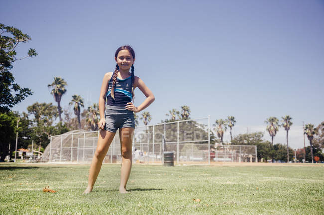 Ritratto di studentessa con mano sull'anca sul campo sportivo scolastico — Foto stock