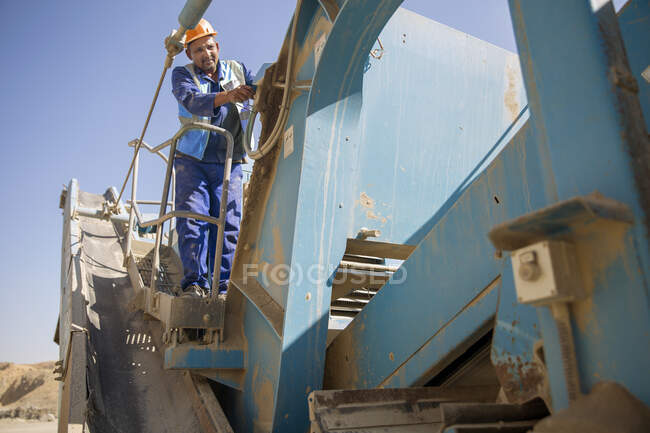 Kapstadt, Südafrika, Mitarbeiter im Steinbruch in Schutzkleidung — Stockfoto