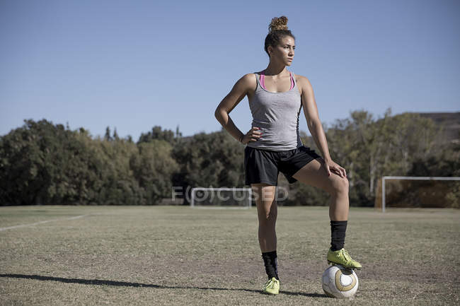 Portrait de femme sur le terrain de football regardant loin — Photo de stock