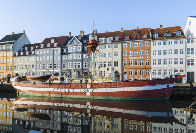 Amarrado el barco con casas del siglo XVII en el canal de Nyhavn, Copenhague, Dinamarca - foto de stock
