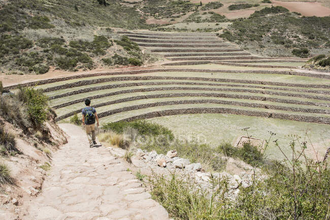 Mann erkundet Muränen-Ruinen in Maras, Cusco, Peru, Südamerika — Stockfoto
