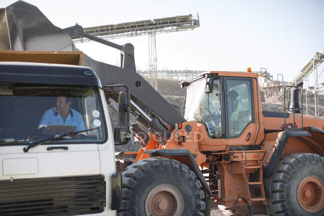 Travailleurs des carrières utilisant des machines lourdes dans les carrières — Photo de stock