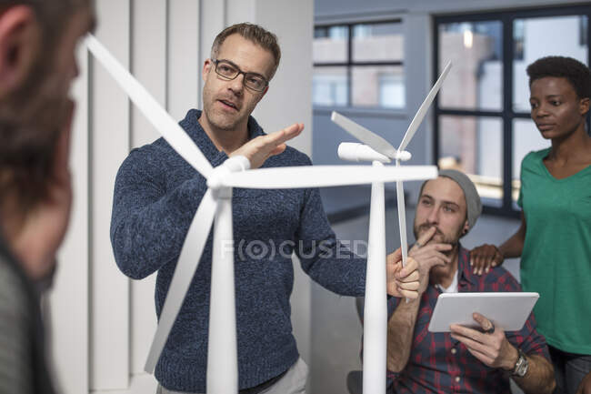 Città del Capo, Sud Africa, colleghi in ufficio che guardano al modello di turbina eolica — Foto stock