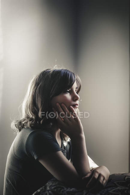 Ritratto di ragazza che sogna ad occhi aperti su sfondo grigio — Foto stock