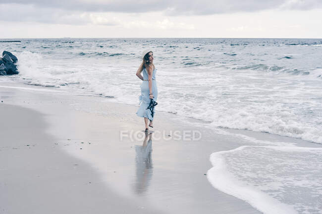 Mujer joven parada en la playa, Odessa, Óblast de Odessa, Ucrania, Europa - foto de stock
