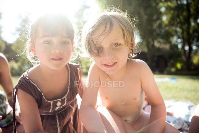 Портрет мальчика и девочки, смотрящих в камеру улыбающихся — стоковое фото