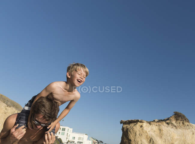 Brothers playing on El Matador Beach, Malibu, USA — Stock Photo