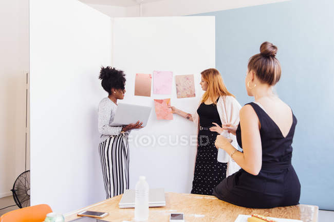 Colleagues in creative studio discussing swatches — Stock Photo