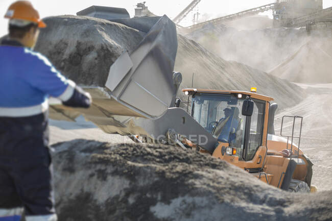 Quarry worker using heavy machinery in quarry — Stock Photo