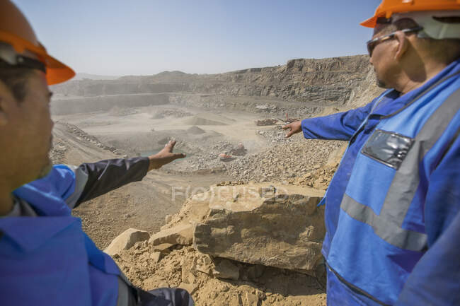 Cidade do Cabo, África do Sul, funcionários que trabalham na pedreira vestindo roupas de proteção — Fotografia de Stock
