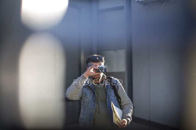 Homem adulto médio, ao ar livre, olhando através da câmera — Fotografia de Stock