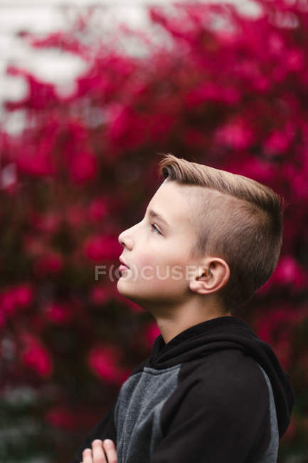 Портрет мальчика, смотрящего в сторону — стоковое фото