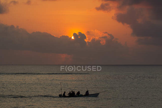 Paesaggio marino con barca da pesca sagomata al tramonto, Zanzibar, Tanzania, Africa — Foto stock
