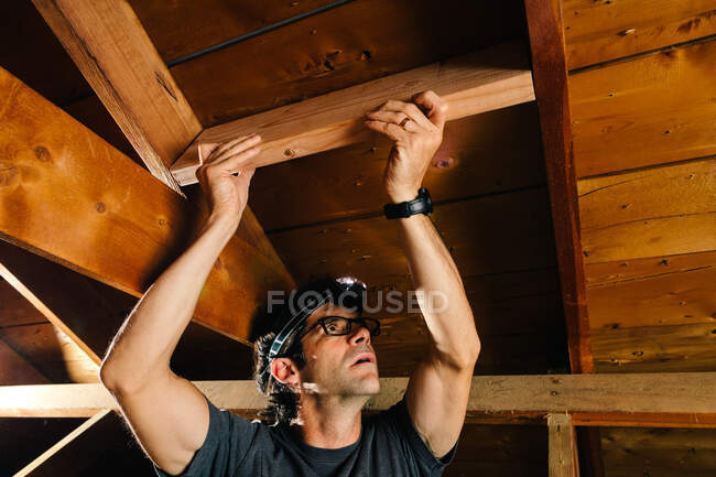 Elettricista ispezionare cablaggio loft — Foto stock