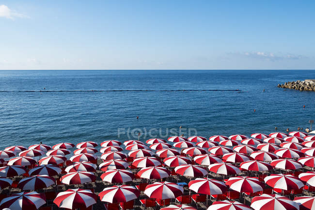 Sombrillas, Costa Amalfitana, Italia - foto de stock