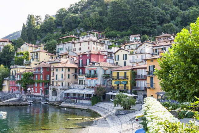 Tradizionali case a schiera sul lungomare del Lago di Como, Lombardia, Italia — Foto stock