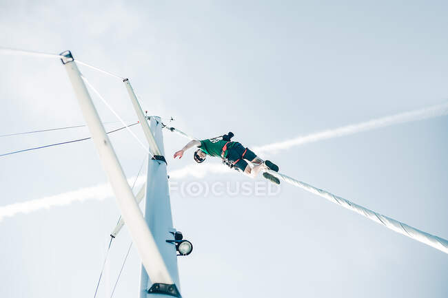 Чоловік на мотузці на вітрильному човні — стокове фото