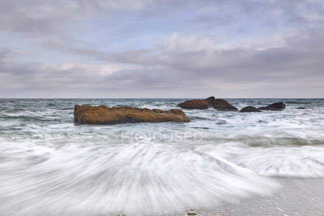 Larga exposición de las olas sobre las rocas en el mar, Odessa, Óblast de Odeska, Ucrania, Europa - foto de stock