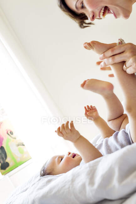 Mãe brincando com bebê filha, rindo — Fotografia de Stock