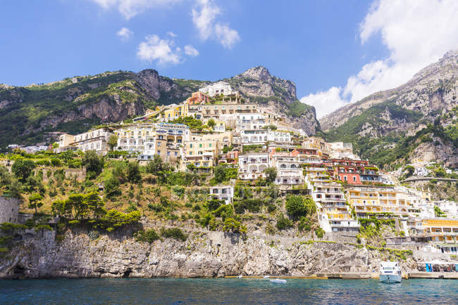 Casas en la colina sobre agua Positano, Campania, Italia - foto de stock