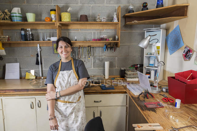 Портрет улыбающейся ювелирки в мастерской — стоковое фото