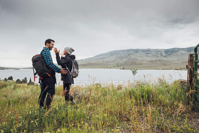 Coppia escursioni a piedi, in piedi accanto Dillon Reservoir, faccia a faccia, Silverthorne, Colorado, Stati Uniti d'America — Foto stock