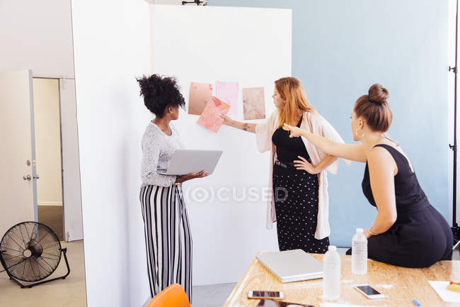 Mulheres em estúdio criativo discutindo amostras — Fotografia de Stock