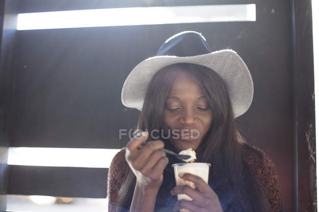 Jovem comendo sobremesa com colher — Fotografia de Stock