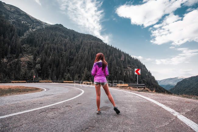 Jovem mulher de pé na estrada da montanha, Draja, Vaslui, Roménia — Fotografia de Stock