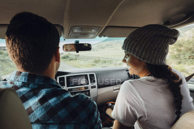 Couple in car, on road trip, rear view, Silverthorne, Colorado, USA — Stock Photo