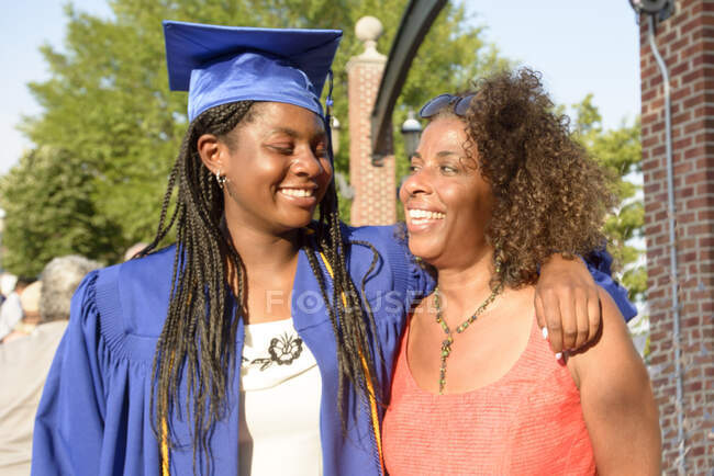 Teenage girl and mother at graduation ceremony — Stock Photo