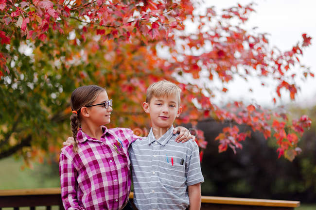 Siblings with arms around each other dressed up as nerds — Stock Photo