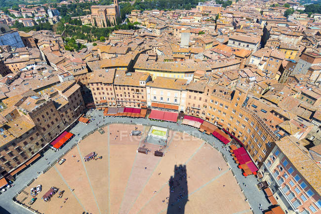 Vista aérea de Piazza del Campo, Siena, Italia, Europa - foto de stock