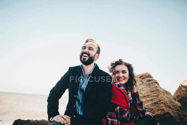 Mittleres erwachsenes Paar lacht zusammen am Strand, Oblast Odessa, Ukraine — Stockfoto