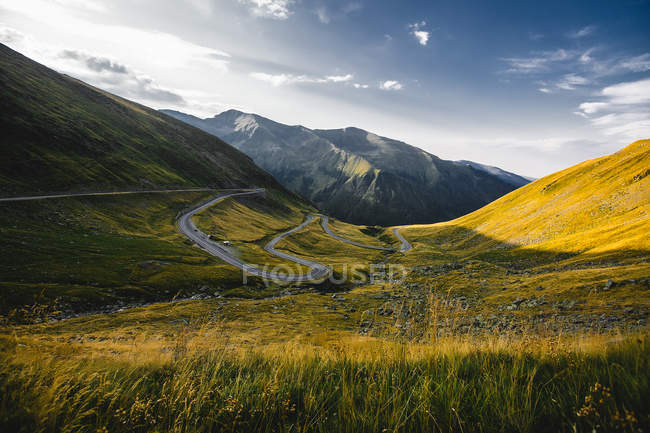 Empty highway between mountains forest — Stock Photo