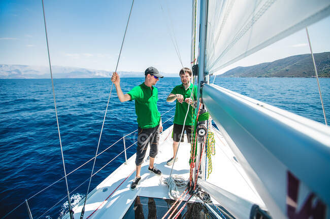 Zwei Männer segeln in der Nähe der Küste, Kroatien — Stockfoto