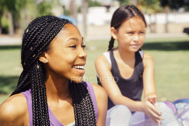 Écolières faisant une pause sur le terrain de sport scolaire — Photo de stock