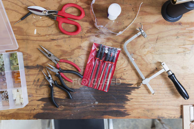 Schmuckmacher Werkzeuge auf Werkbank, Blick über den Kopf — Stockfoto