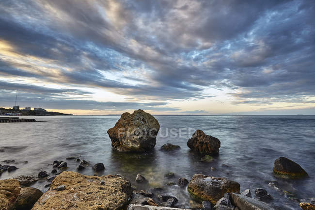 Grandes rocas que sobresalen del mar, Odessa, Ucrania, Europa - foto de stock