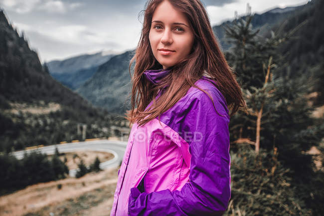 Retrato de jovem mulher perto da estrada da montanha, Draja, Vaslui, Roménia — Fotografia de Stock