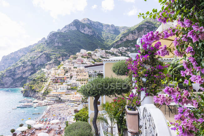 Vista para o terraço da praia e beira-mar, Positano, Campania, Itália — Fotografia de Stock