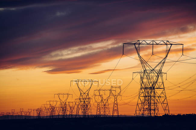Pilones de electricidad al atardecer, Enterprise, Oregon, Estados Unidos, América del Norte - foto de stock