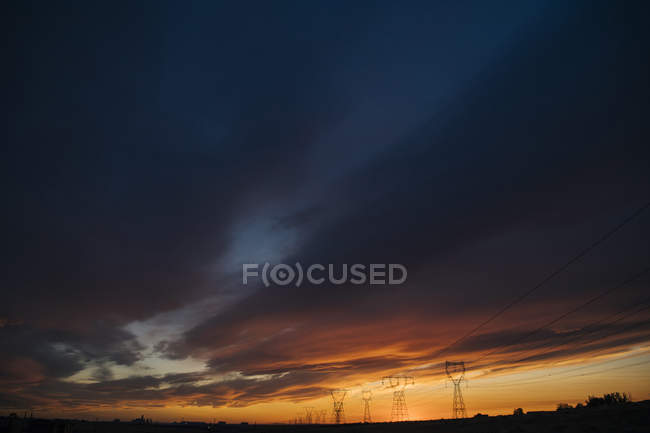 Pylônes électriques au loin au coucher du soleil, Entreprise, Oregon, États-Unis, Amérique du Nord — Photo de stock