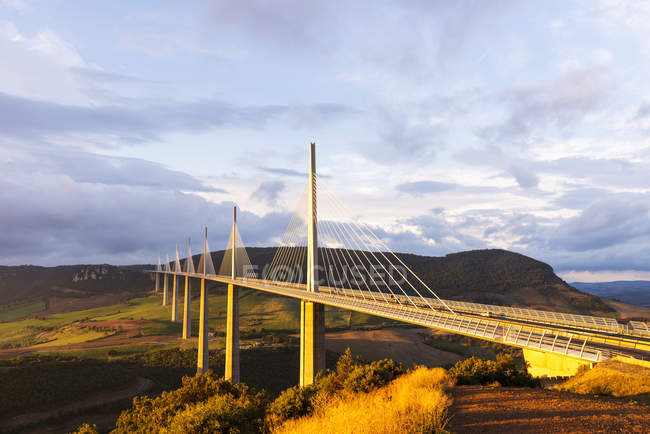 Landschaftsaufnahme des Viadukts von Millau, Millau, Midi-Pyrenäen, Frankreich — Stockfoto