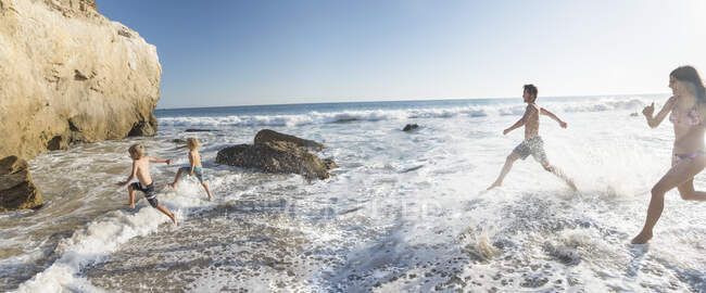 Família jogando em El Matador Beach, Malibu, EUA — Fotografia de Stock