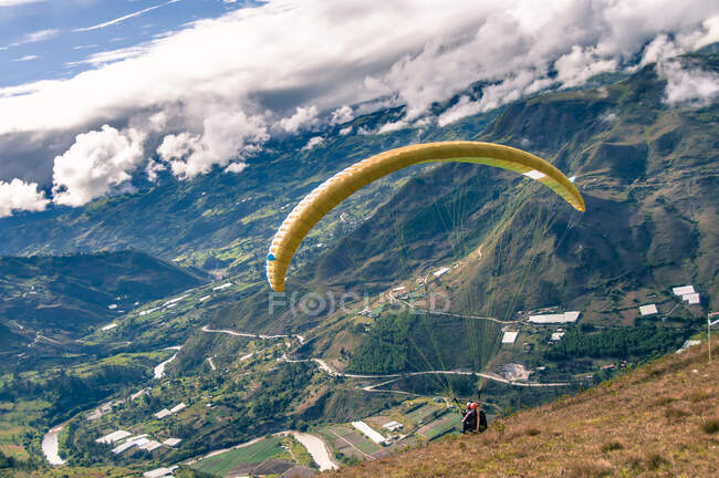 Person paragliding, Paute, Azuay, Ecuador — Stock Photo