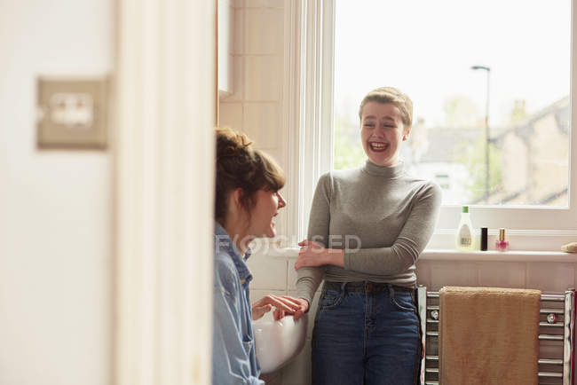 Жінки друзі спілкуються і сміються у ванній — стокове фото